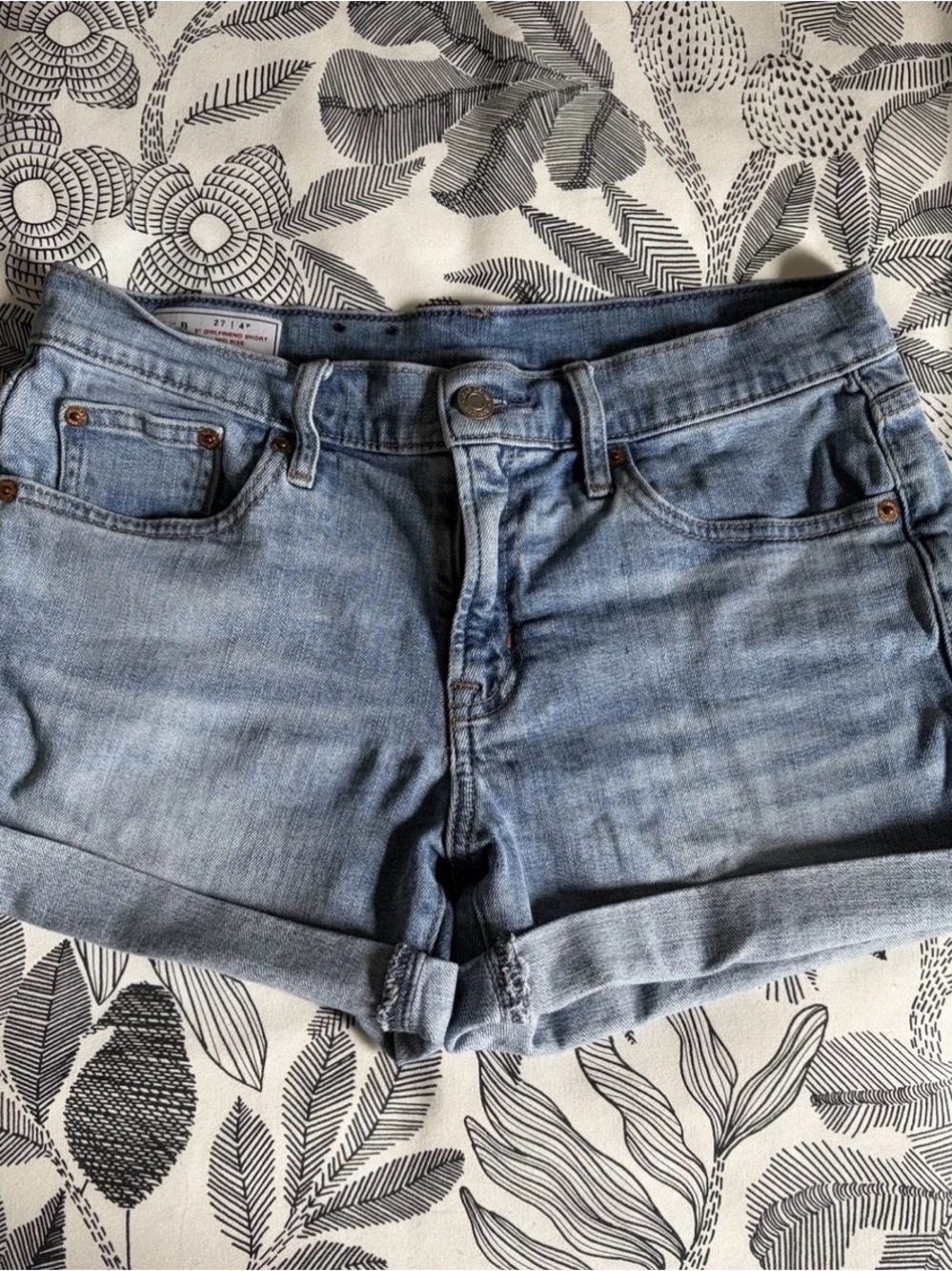 Gap Women’s Girlfriend Light Wash Denim Shorts Mid Rise Cuffed 27/4P